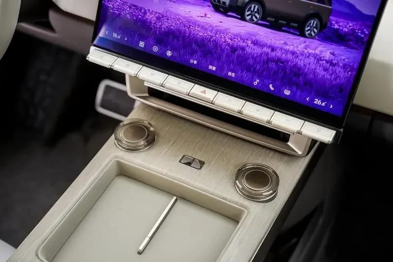 Freelander 8 full interior overview showing Commander and L·A·D·Y seat positions