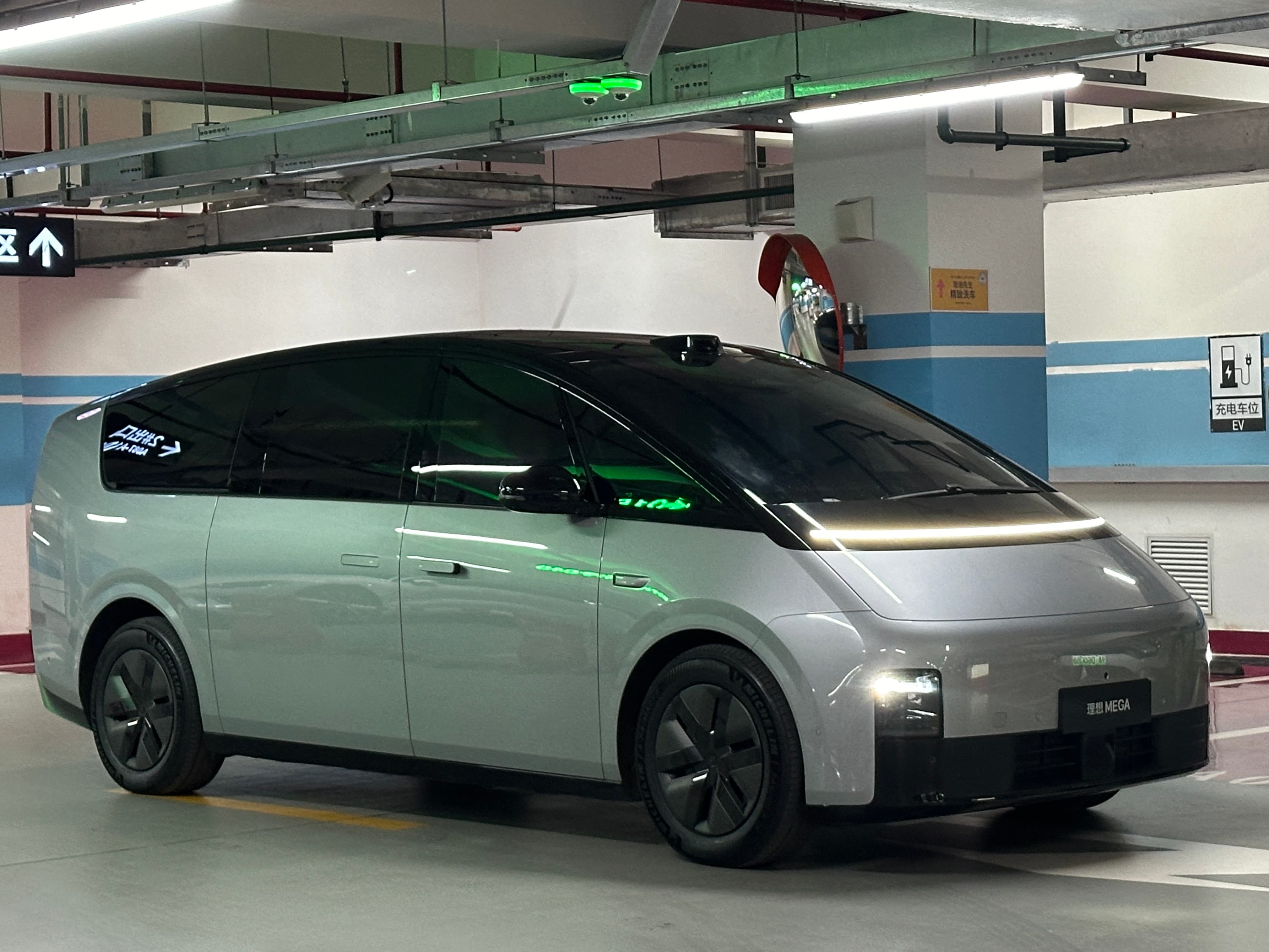 Li Auto Mega side profile